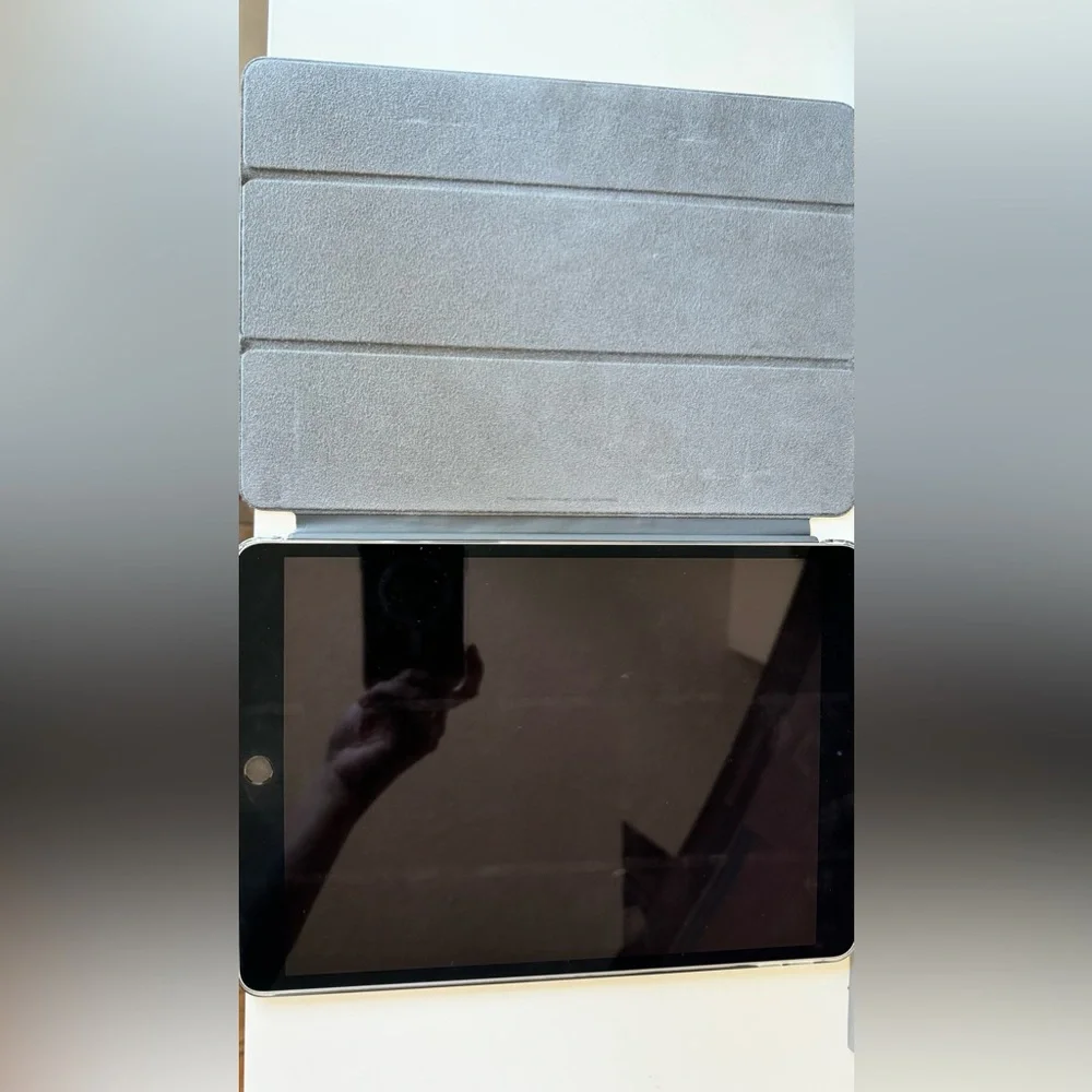 iPad Pro (10.5-inch) Wi-Fi. Works Great! Come with case/cover